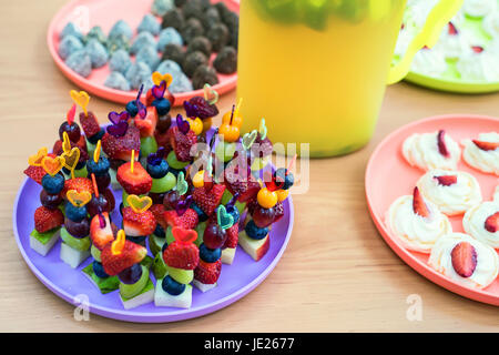 Frisches Obst am Spieß Stockfoto