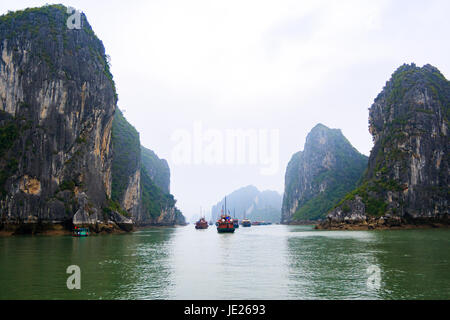 Die touristischen Schiff am nebligen Tag, Halong Bucht, Vietnam. Stockfoto