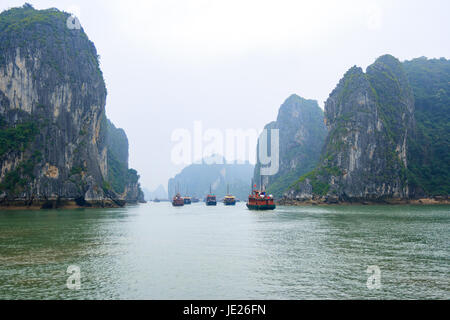 Die touristischen Schiff am nebligen Tag, Halong Bucht, Vietnam. Stockfoto