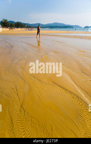 Phuket, Thailand, 29. Januar 2017: Ein einsamer Mann Spaziergänge entlang des Ufers. Stockfoto