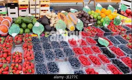 Frisches Bio-Obst am Marktstand in Italien verkauft Stockfoto