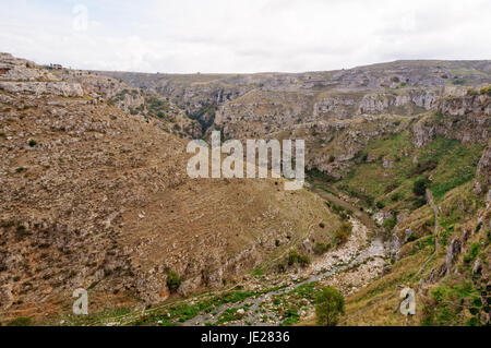 Die tiefe Schlucht des Flusses Gravina di Matera - Matera, Basilikata, Italien geschwungene Stockfoto