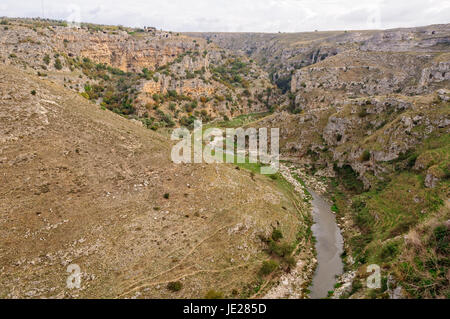 Die tiefe Schlucht des Flusses Gravina di Matera - Matera, Basilikata, Italien geschwungene Stockfoto