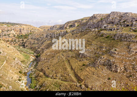 Die tiefe Schlucht des Flusses Gravina di Matera - Matera, Basilikata, Italien geschwungene Stockfoto