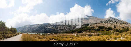 Frische, saubere Sommer Landschaft Panorama (Serra de Tramuntana, Insel Mallorca, Spanien) Stockfoto