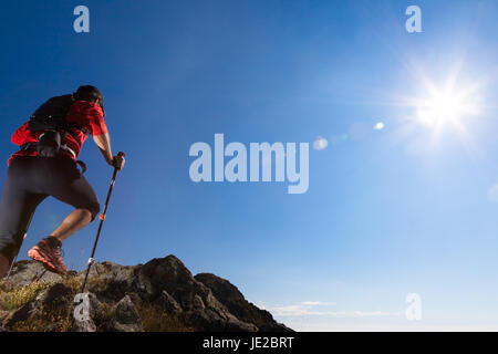 Skyrunner läuft bergauf entlang einem Bergpfad. Hinteren Weg, kaukasischen Jüngling. Sonnigen Sommertag. West-Alpen, Europa. Stockfoto