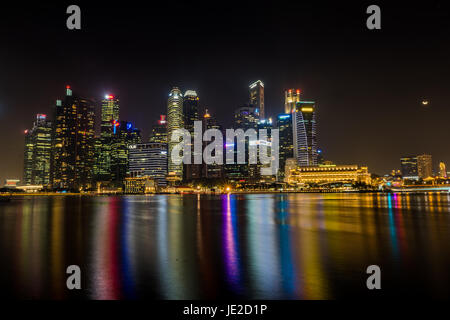 Mitternacht-Shooting der Fullerton Bay aus vom Marina Bay Sands Stockfoto