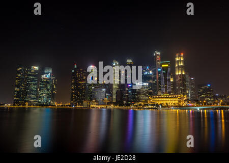 Mitternacht-Shooting der Fullerton Bay aus vom Marina Bay Sands Stockfoto