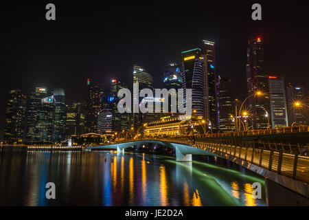 Mitternacht-Shooting der Fullerton Bay aus vom Marina Bay Sands Stockfoto