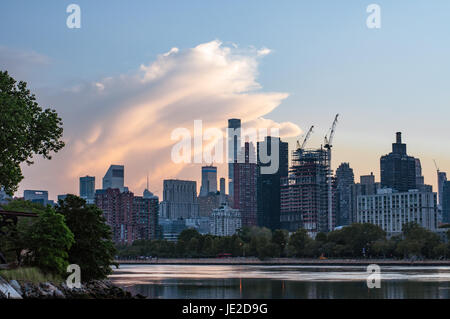 Midtown im Bau von über den East River in Astoria, Queens, NY, USA Stockfoto