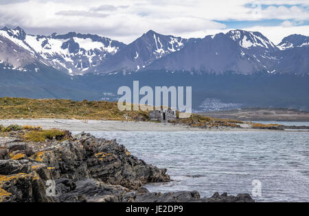 Holzhaus in Ansicht der Insel und Berge im Beagle-Kanal - Ushuaia, Feuerland, Argentinien Stockfoto