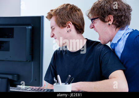 Mitarbeiter ungesunden Umgebung mit Stres und streiten Stockfoto