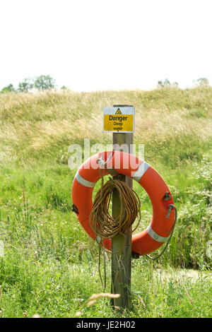 Juni 2017 – Sicherheitsgurt neben einem kleinen Fluss in der Nähe von Portishead. Stockfoto