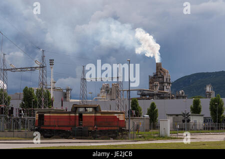 Industrial-Szene: mit dem Zug und stürmischen Himmel Stockfoto