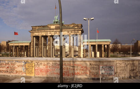 Brandenburger Tor Brandenburger Tor 1987, 1987 mit dem Fernsehturm gesehen durch einen Bogen Stockfoto