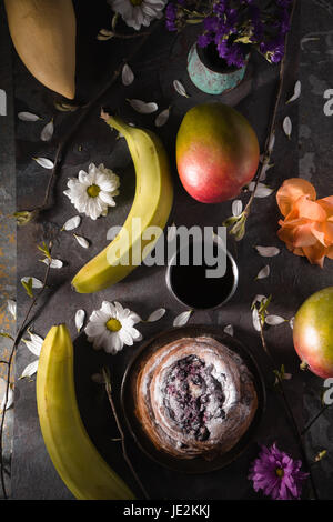 Tea Party noch Ife mit Früchten und Blumen, die vertikale Stockfoto