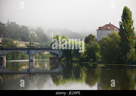 Malerische Aussicht von Perigord Stadt in Frankreich. Landschaft mit Fluss Vézère. Stockfoto