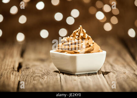 Makro Munde Brown Frozen Yogurt auf Schüssel auf Holztisch Stockfoto