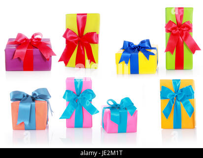 Verschiedene Größen und Farben-Geschenk-Boxen mit großen Bändern, Isolated on White Background. Stockfoto