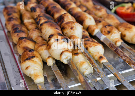 Appetitlich Schaschlik gebraten am Spieß, Nahaufnahme Natur. Streetfood. Stockfoto