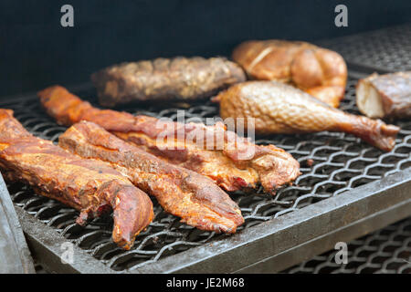 Geräuchertem Türkei Beine und Chicken Wings Closeup im Freien in der Räucherei, Speiselokal Stockfoto