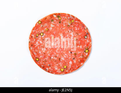 Salami Wurst gewürzt mit grünen Pfefferkörnern in dünne Scheiben geschnitten Stockfoto