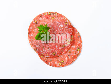 Salami Wurst gewürzt mit grünen Pfefferkörnern in dünne Scheiben geschnitten Stockfoto