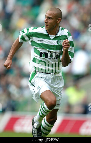 HENRIK LARSSON GLASGOW CELTIC FC CELTIC PARK GLASGOW 27. Juli 2002 Stockfoto