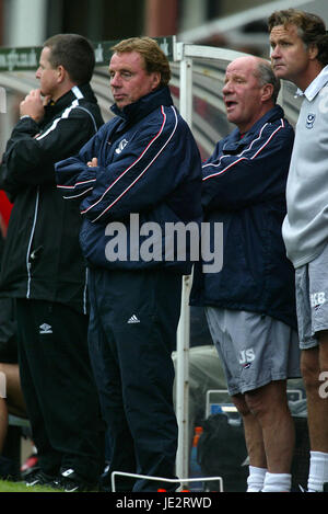 HARRY REDKNAPP & JIM SMITH PORTSMOUTH FC MANAGER & Trainer BLUNDELL PARK GRIMSBY ENGLAND 26. August 2002 Stockfoto