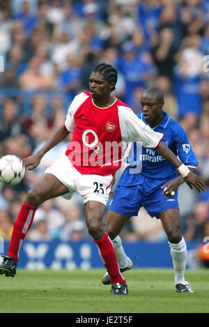 NWANKWO KANU & WILLIAM GALLAS CHELSEA V ARSENAL STAMFORD BRIDGE CHELSEA LONDON 1. September 2002 Stockfoto