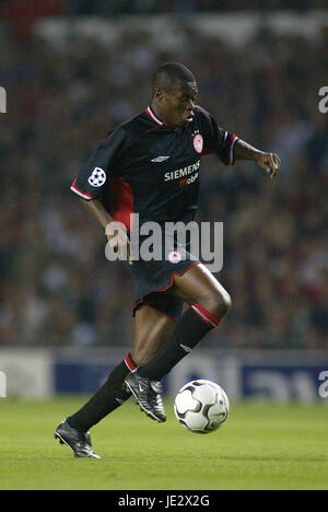 PETER OFORIQUAYE OLYMPIAKOS PIRÄUS FC OLD TRAFFORD MANCESTER 1. Oktober 2002 Stockfoto