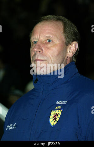 BERTI VOGTS Schottland MANAGER EASTER ROAD EDINBURGH 15. Oktober 2002 Stockfoto