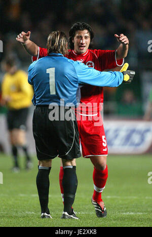 Jörg STIEL & MURAT YAKIN REP von Irland V Schweiz LANSDOWNE ROAD DUBLIN 16. Oktober 2002 Stockfoto