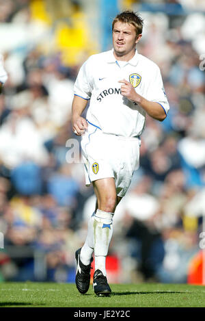 STEPHEN MCPHAIL LEEDS UNITED FC ELLAND ROAD LEEDS 19. Oktober 2002 Stockfoto