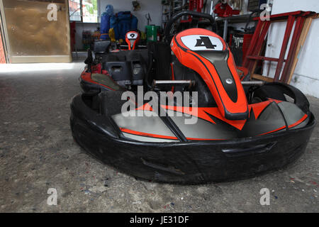 Maschine-Karts vor dem Start auf der Strecke. Kart-Rennstrecke-workshop Stockfoto