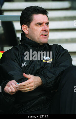 JOHN GREGORY DERBY COUNTY MANAGER PRIDE PARK DERBY ENGLAND 9. Februar 2002 Stockfoto