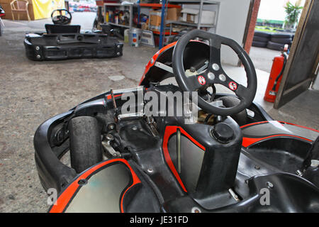 Maschine-Karts vor dem Start auf der Strecke. Kart-Rennstrecke-workshop Stockfoto