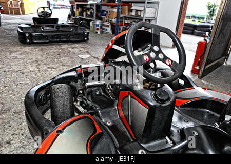 Maschine-Karts vor dem Start auf der Strecke. Kart-Rennstrecke-workshop Stockfoto