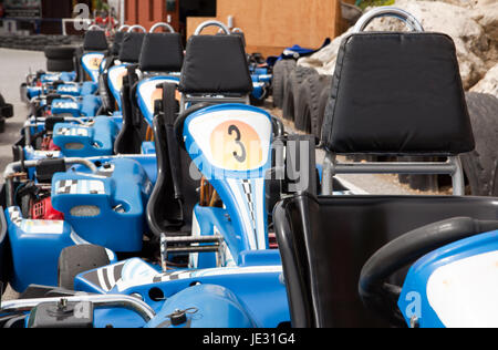 Maschine-Karts vor dem Start auf der Strecke. Geparkt auf Linie Stockfoto