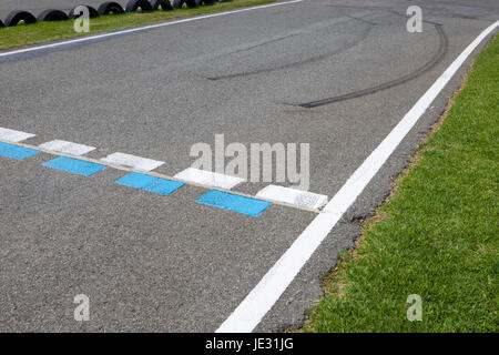 Kartbahn drehen auf einer leeren Open-Air-Rennstrecke Auto Stockfoto