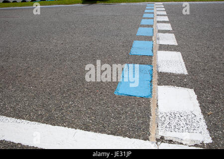 Kartbahn drehen auf einer leeren Open-Air-Rennstrecke Auto Stockfoto