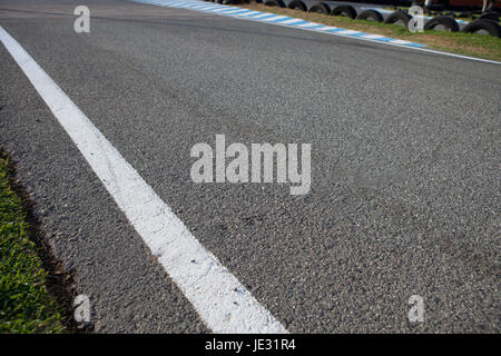 Kartbahn drehen auf einer leeren Open-Air-Rennstrecke Auto Stockfoto