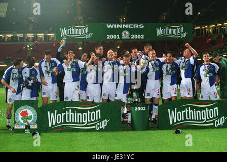 BLACKBURN ROVERS feiern WORTHINGTON CUP Gewinner 2002 CARDIFF Millenium Stadion CARDIFF 23. Februar 2002 Stockfoto