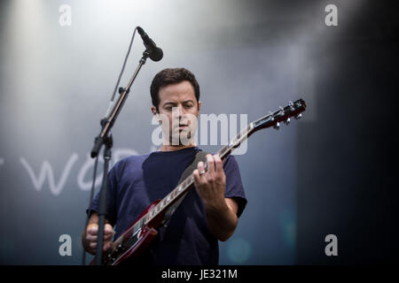 Tom Linton der amerikanischen Rock-Band Jimmy Eat World, abgebildet auf der Bühne, als sie führt im Ippodromo San Siro in Mailand, Italien. (Foto b y Roberto Finizio/Pacific Press) Stockfoto