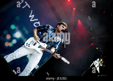 Jim Adkins der amerikanischen Rock-Band Jimmy Eat World, abgebildet auf der Bühne, als sie führt im Ippodromo San Siro in Mailand, Italien. (Foto b y Roberto Finizio/Pacific Press) Stockfoto