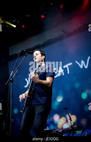 Tom Linton der amerikanischen Rock-Band Jimmy Eat World, abgebildet auf der Bühne, als sie führt im Ippodromo San Siro in Mailand, Italien. (Foto b y Roberto Finizio/Pacific Press) Stockfoto