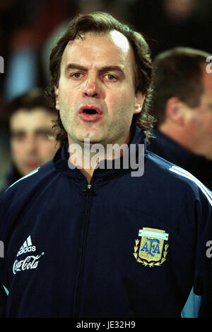 MARCELO BIELSA Argentinien FUßBALLTRAINER STUTTGART Deutschland 17. April 2002 Stockfoto