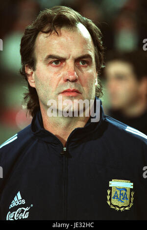 MARCELO BIELSA Argentinien FUßBALLTRAINER STUTTGART Deutschland 17. April 2002 Stockfoto