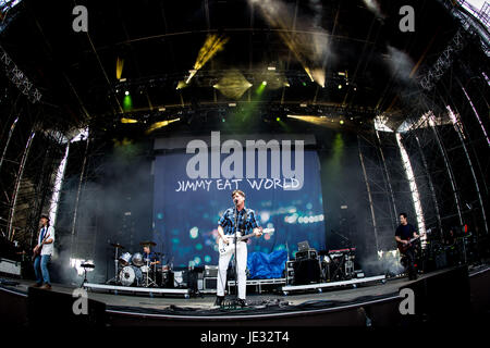 Die US-amerikanische Rock-Band Jimmy Eat World, abgebildet auf der Bühne, während sie im Ippodromo San Siro in Mailand, Italien durchführen. (Foto b y Roberto Finizio/Pacific Press) Stockfoto