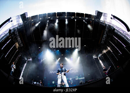 Die US-amerikanische Rock-Band Jimmy Eat World, abgebildet auf der Bühne, während sie im Ippodromo San Siro in Mailand, Italien durchführen. (Foto b y Roberto Finizio/Pacific Press) Stockfoto